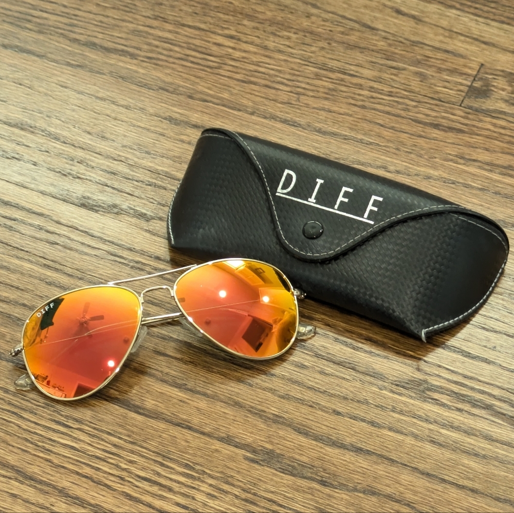(NEW) DIFF Cruz Gold Frame Flash Mirror Sunglasses + Case